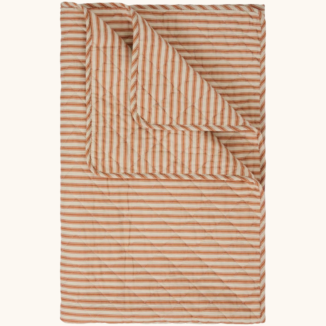 Quiltet vattæppe i creme med terrakottafarvede striber, hjørne foldet tilbage, 130x180 cm