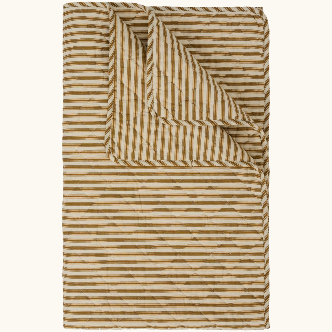 Quiltet vattæppe i creme med gyldne striber, let foldet i hjørnet, 130x180 cm