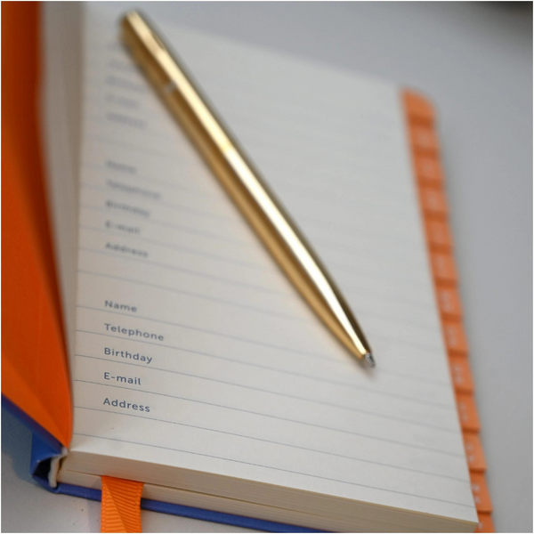 Køb Address Book Lavendelblå med orange kanter | 149,95 | Fri fragt over 149 kr. | Hurtig levering | Dag til dag levering | A-Journal | Notesbog, Organisering, Adresser, Telefonnummer, Mail 