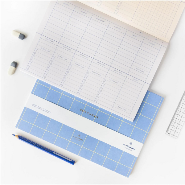 Køb Deskplanner - blå med sarte gule tern | 149,95 | Fri fragt over 149 kr. | Hurtig levering | Dag til dag levering | A-Journal | Kalender, Planlægger, Overskuelig planlægger, Ugeplanlægning, Dagbog, Ugenlig oversigt, Ugeplanlægger, Uge Planlægger