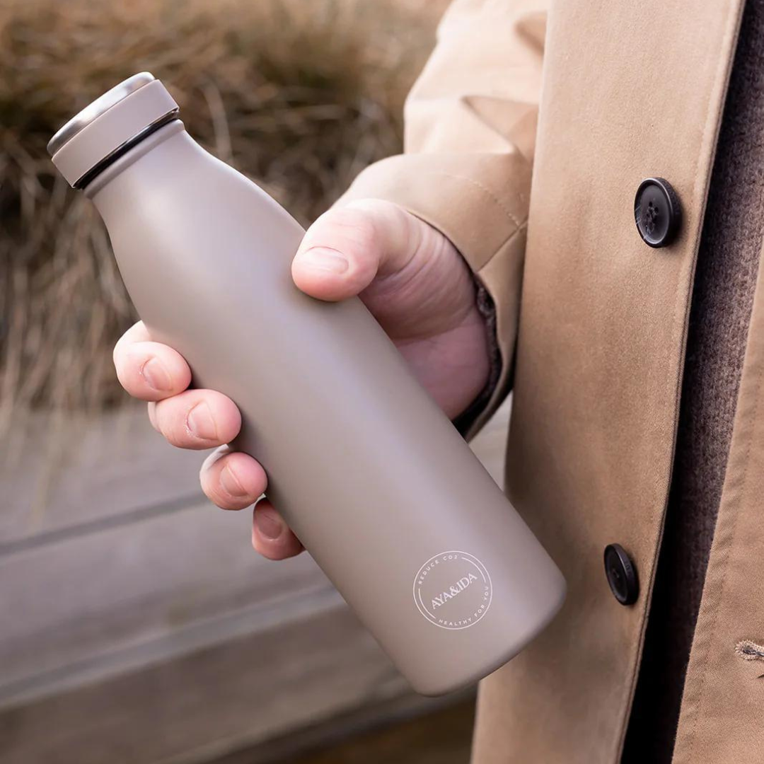 Køb Drikkeflaske 500 ml | 219,95 | Fri fragt over 149 kr. | Hurtig levering | Dag til dag levering | AYA&IDA | Drikkedunk, Holdbar, fødevaregodkendt rustfrit stål 18/8, kold 24 timer, varm 12 timer, Flaske, Termo, Kaffe, Te, Kande, Madopbevaring, Kande, To go, Flaske med termo, Bæredygtig, rustfrit stål, Kold, Varm, Termokande