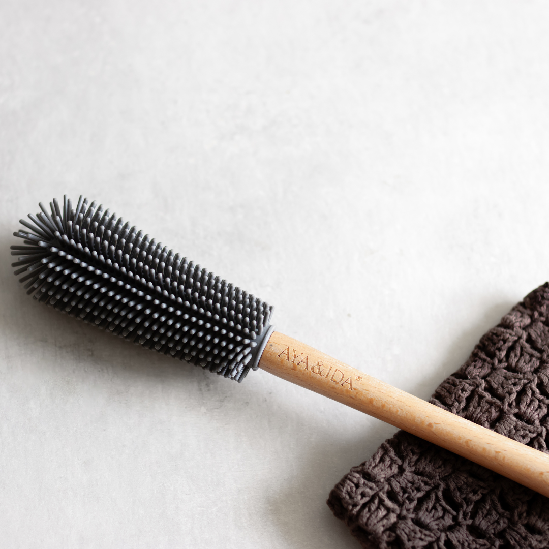 Flaskebørsten fra AYA&IDA gør det nemt at rengører din vandflaske. Flaskebørsten passer til alle flasker | Hurtig levering | Fri fragt fra 149 kr.