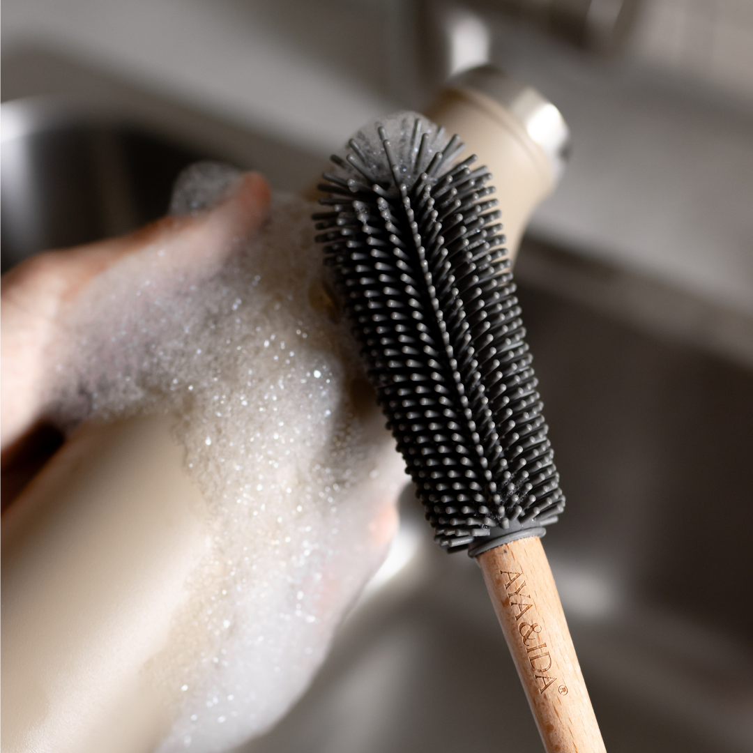 Flaskebørsten fra AYA&IDA gør det nemt at rengører din vandflaske. Flaskebørsten passer til alle flasker | Hurtig levering | Fri fragt fra 149 kr.