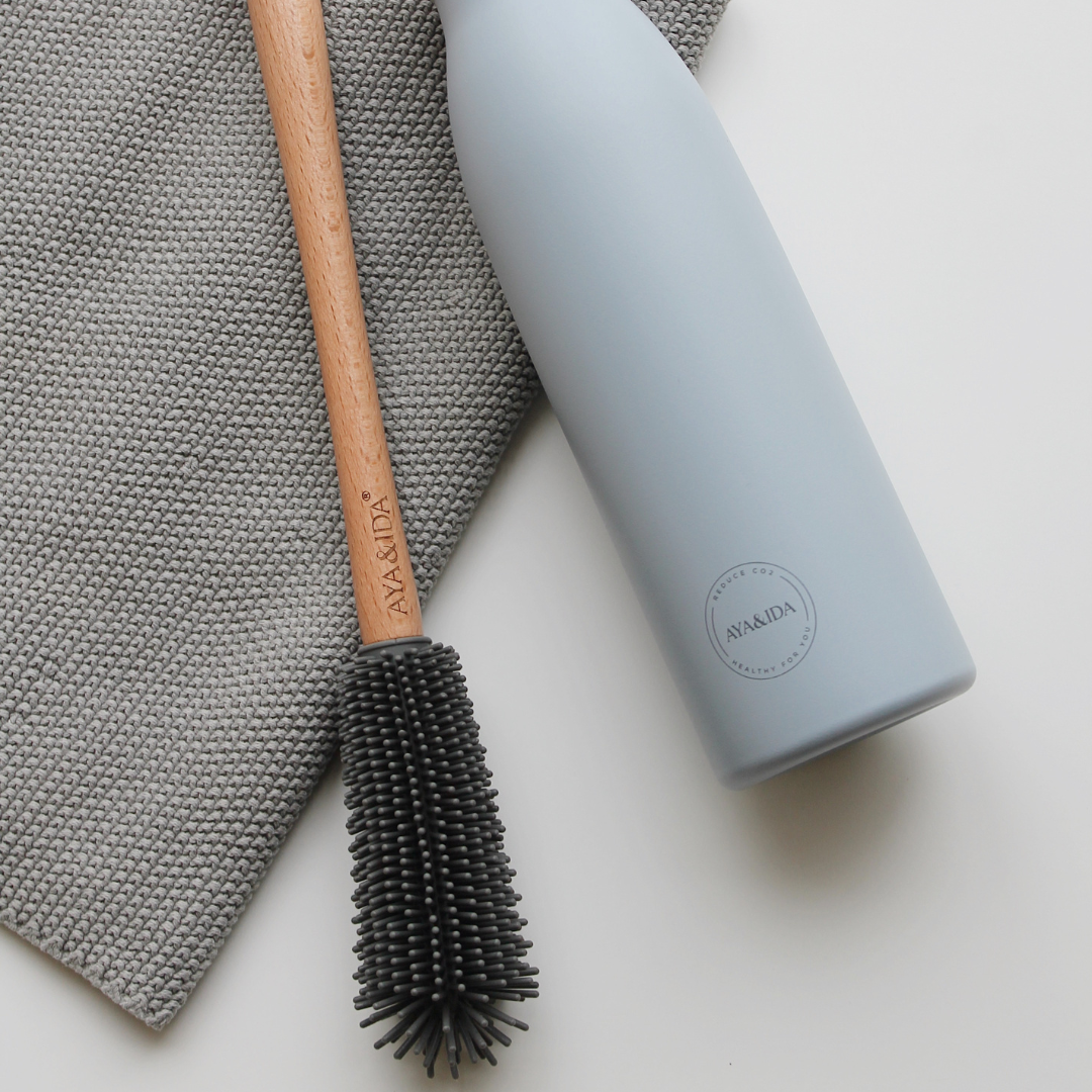 Flaskebørsten fra AYA&IDA gør det nemt at rengører din vandflaske. Flaskebørsten passer til alle flasker | Hurtig levering | Fri fragt fra 149 kr.