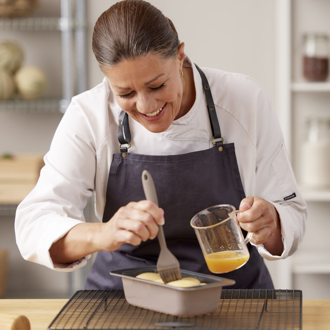 Køb Bagepensel i silikone Latte | 69,95 | Fri fragt over 149 kr. | Hurtig levering | Dag til dag levering | Mette Blomsterberg, Blomsterbergs | Redskab, Køkkenredskab, Klassisk, Fødevaregodkendt silikone, Enkel, Anvenlig, Pensel
