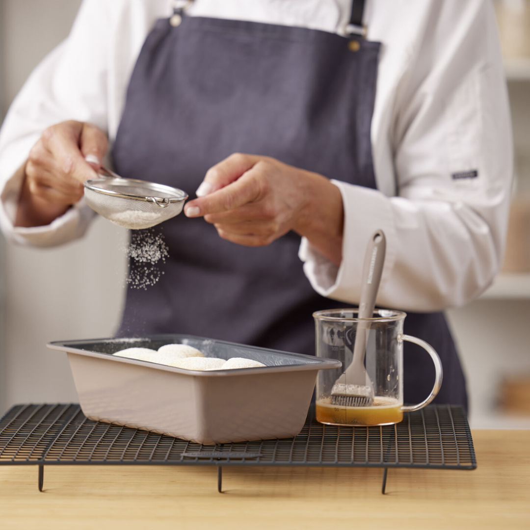 Køb Bagepensel i silikone Latte | 69,95 | Fri fragt over 149 kr. | Hurtig levering | Dag til dag levering | Mette Blomsterberg, Blomsterbergs | Redskab, Køkkenredskab, Klassisk, Fødevaregodkendt silikone, Enkel, Anvenlig, Pensel