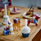 Køb Fødselsdags dekoration Salve - sæt af 15 dele | 389,00 | Fri fragt over 149 kr. | Hurtig levering | Dag til dag levering | Mini by Bloomingville | Stage, Lysestage, Birthday Decoration, Brun, Fødselsdagslys, Fødselsdagsstage, Fødselsdagslysestage, med gaver og dyr