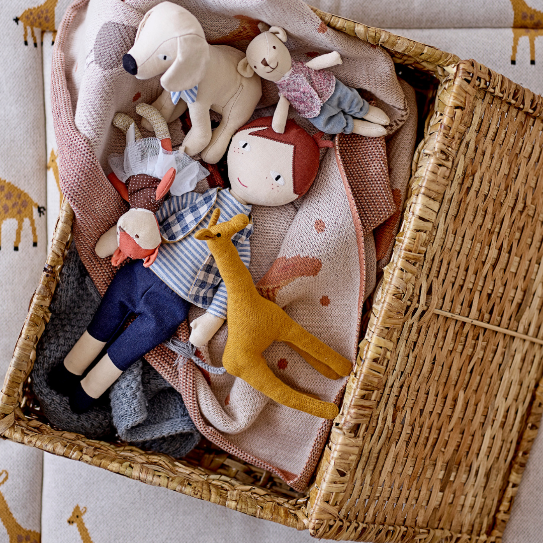 Køb Dukke Hilbert med hund Blå/Hør - sæt af 2 dele | 299,95 | Fri fragt over 149 kr. | Hurtig levering | Dag til dag levering | Mini by Bloomingville |