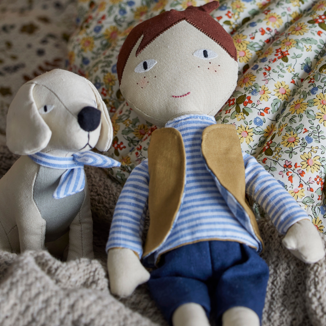 Køb Dukke Hilbert med hund Blå/Hør - sæt af 2 dele | 299,95 | Fri fragt over 149 kr. | Hurtig levering | Dag til dag levering | Mini by Bloomingville |