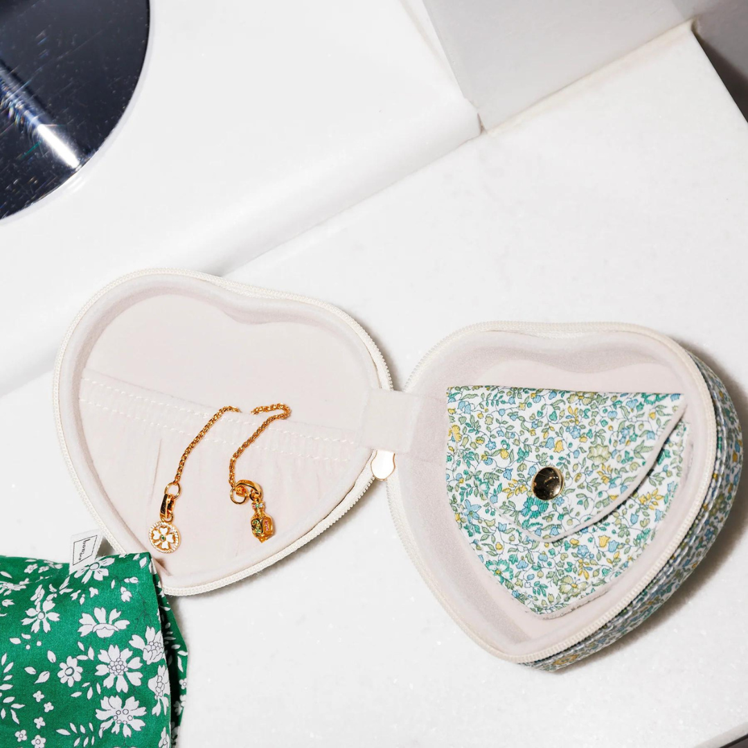 Køb Smykkeskrin Heart i Liberty stof med lille pung | 449,00 | Fri fragt over 149 kr. | Hurtig levering | Dag til dag levering | Bon Dep | Etui, Toiletsager, Smykker, Smykke opbevaring, Smykkeæske, Æske, Skrin