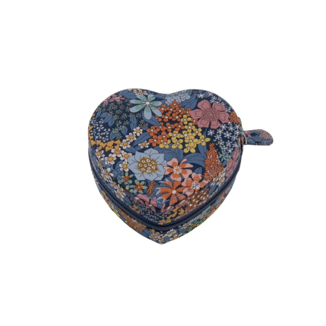 Køb Smykkeskrin Heart i Liberty stof med lille pung | 449,00 | Fri fragt over 149 kr. | Hurtig levering | Dag til dag levering | Bon Dep | Etui, Toiletsager, Smykker, Smykke opbevaring, Smykkeæske, Æske, Skrin