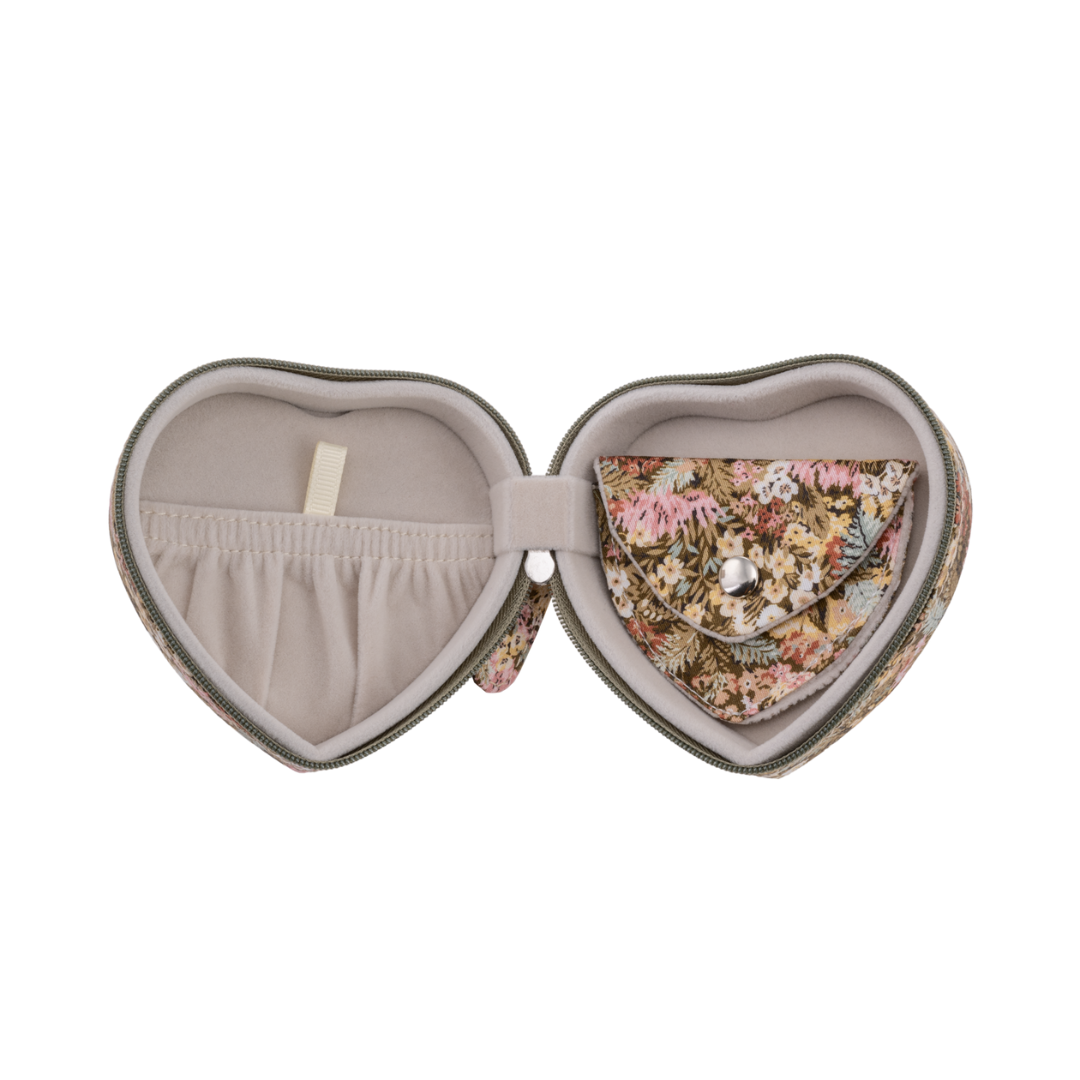 Køb Smykkeskrin Heart i Liberty stof med lille pung | 449,00 | Fri fragt over 149 kr. | Hurtig levering | Dag til dag levering | Bon Dep | Etui, Toiletsager, Smykker, Smykke opbevaring, Smykkeæske, Æske, Skrin