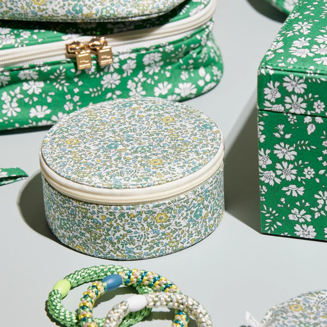 Køb Smykkeskrin Heart i Liberty stof med lille pung | 374,00 | Fri fragt over 149 kr. | Hurtig levering | Dag til dag levering | Bon Dep | Etui, Toiletsager, Smykker, Smykke opbevaring, Smykkeæske, Æske, Skrin