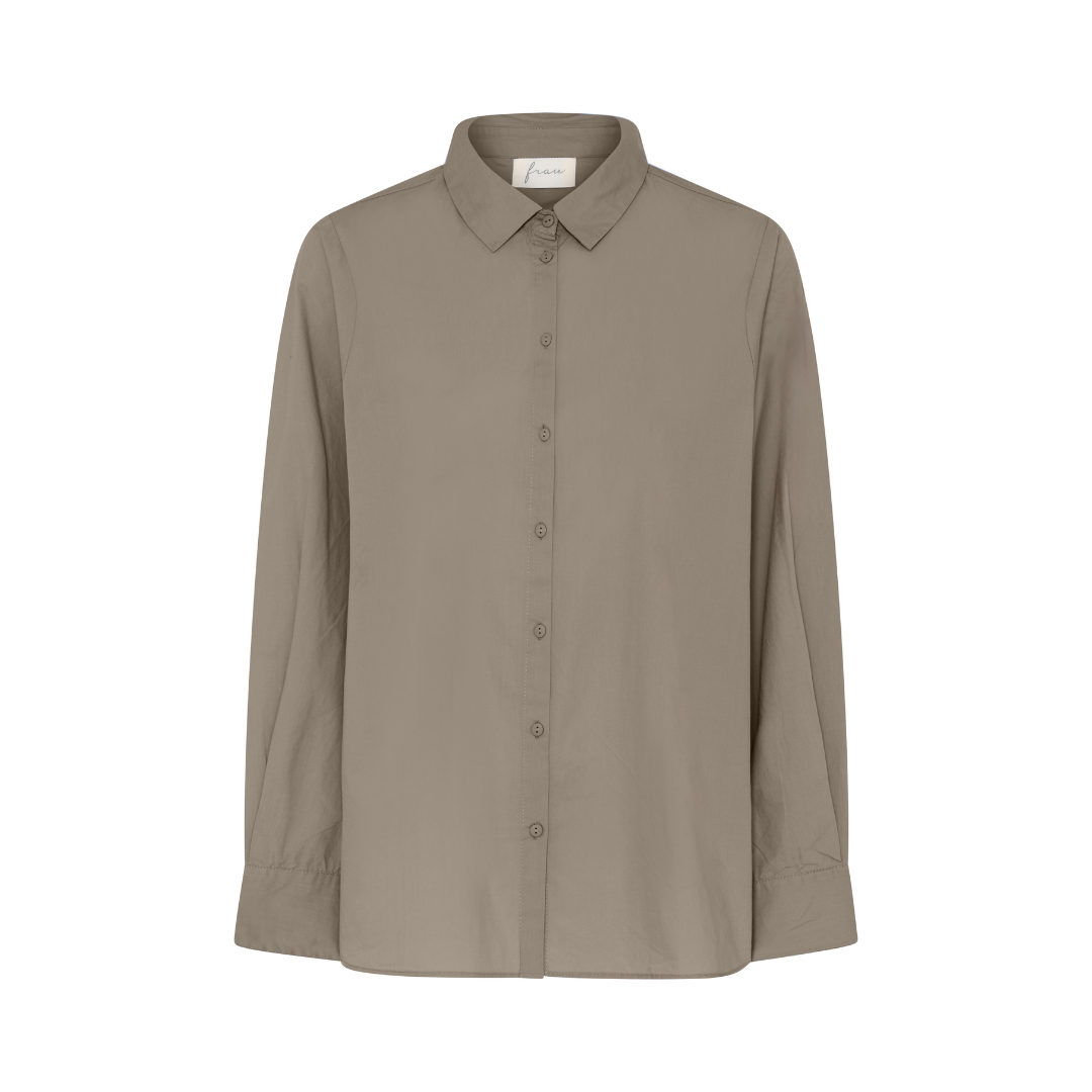 Langærmet klassisk skjorte med krave i økologisk bomuld. Din must-have basis skjorte. Findes i flere farver | one size | Hurtig levering | fri fragt fra 149kr