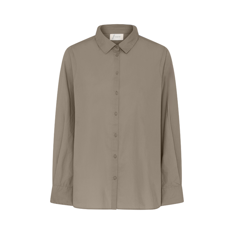 Langærmet klassisk skjorte med krave i økologisk bomuld. Din must-have basis skjorte. Findes i flere farver | one size | Hurtig levering | fri fragt fra 149kr