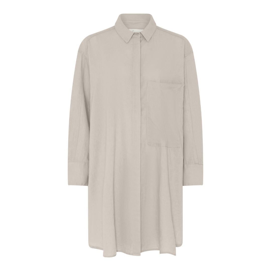 Feminin lang skjorte med fine detaljer i hør. En god basis skjorte i flere forskellige farver | one size | Hurtig levering | fri fragt fra 149 kr.