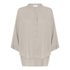 Klædelig kort skjorte med 2/4 ærmer, kinakrave og et grafisk udtryk. Hør.| one size | Hurtig levering | fri fragt fra 149 kr.