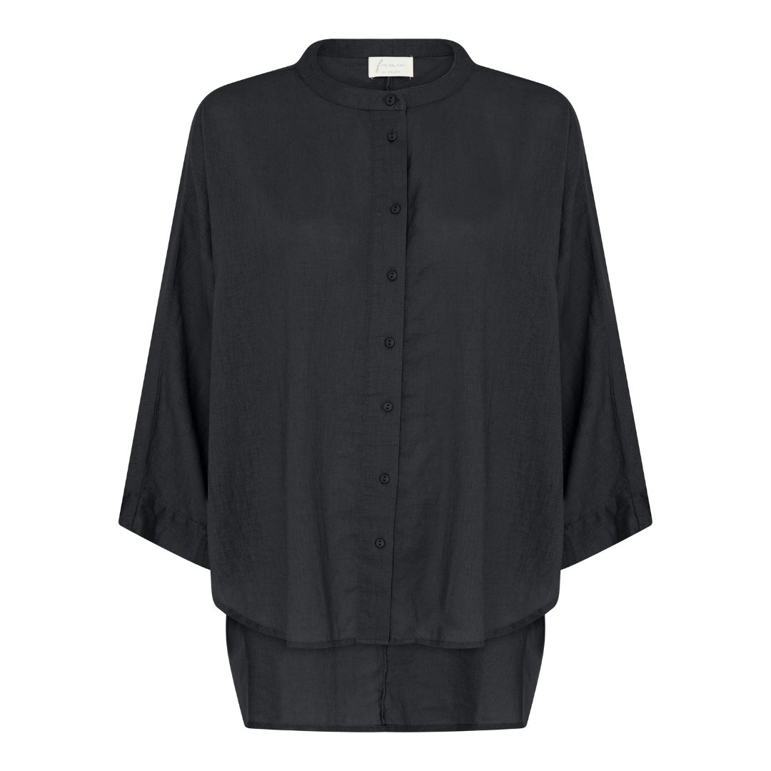 Klædelig kort skjorte med 2/4 ærmer, kinakrave og et grafisk udtryk. Hør.| one size | Hurtig levering | fri fragt fra 149 kr.