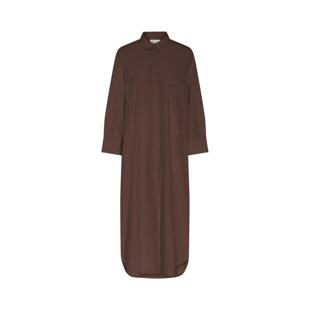 Køb Lyon long dress | 950,00 | Findes i flere farver | Fri fragt over 149 kr. | Hurtig levering 3-5 dage | Dag til dag levering | Frau | tidløs, klassisk, casual, økologisk bomuld, langtidsholdbar, sommerkjole, løs kjole, bomuldskjole, økologisk kjole, økologisk, skjortekjole, lang skjorte, miljøbevidst