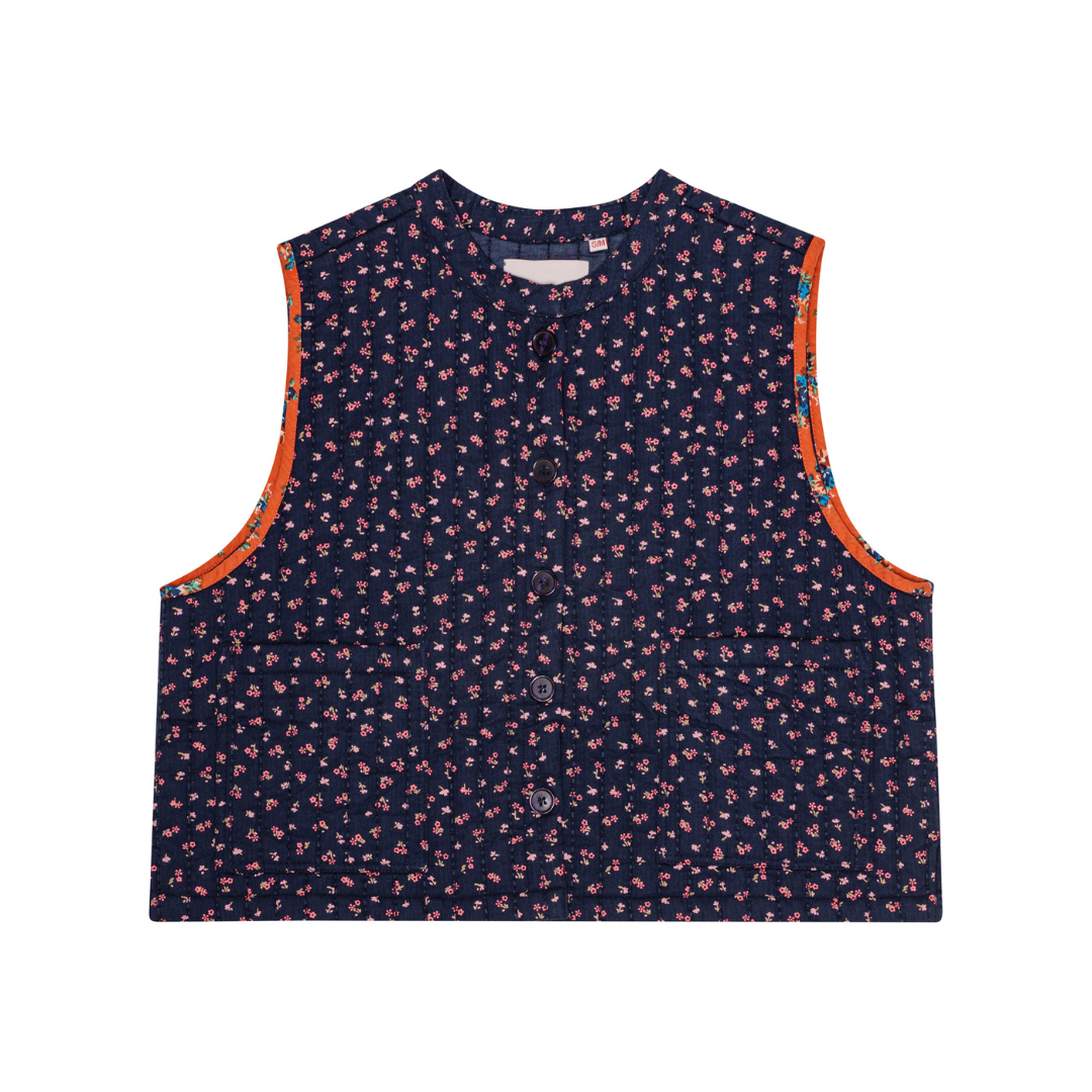 Vær med på moden med en printet vest fra Habiba. Vest Fleur er en flot blå vest med småmønstret print | Hurtig levering | Fri fragt fra 149 kr