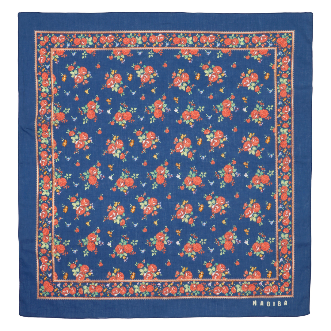 Det perfekte tørklæde til at style dit outfit med. Bandana med sødt blomsterprint i økologisk bomuld  | Hurtig levering | Fri fragt fra 149 kr