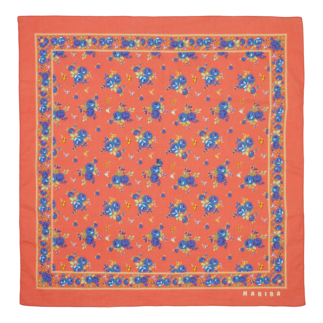 Det perfekte tørklæde til at style dit outfit med. Bandana med sødt blomsterprint i økologisk bomuld  | Hurtig levering | Fri fragt fra 149 kr