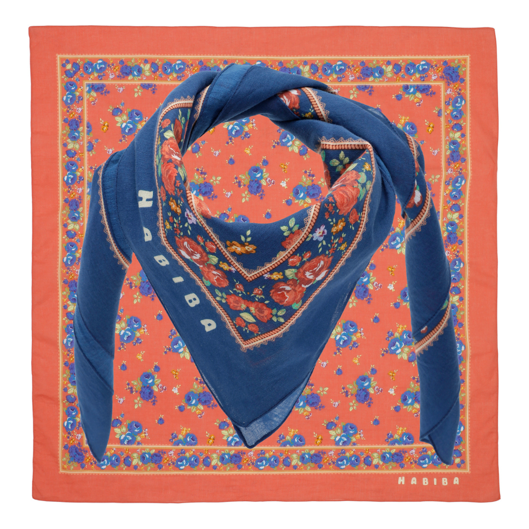 Det perfekte tørklæde til at style dit outfit med. Bandana med sødt blomsterprint i økologisk bomuld  | Hurtig levering | Fri fragt fra 149 kr