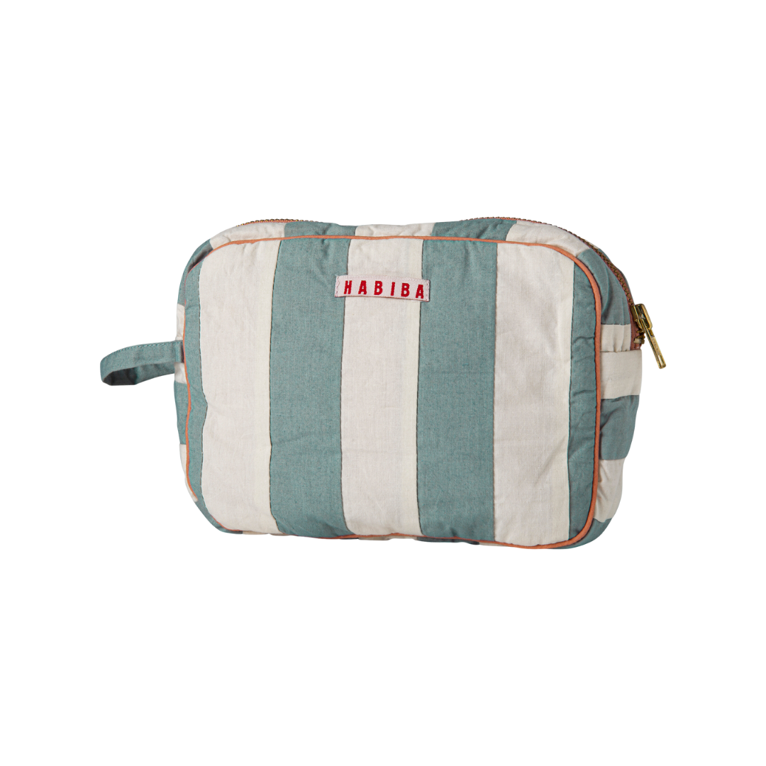 Køb Toilettaske Mumu Pastel Blue | fra 279,95 | Fri fragt over 149 kr. | Hurtig levering | Dag til dag levering | Habiba | Etui, Clutch, Taske, Rejse, Toiletsager, Stribet toilettaske, Striber, Blå