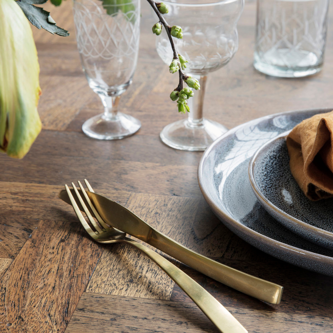 Køb Bestik Golden | fra 49,95 | Fri fragt over 149 kr. | Hurtig levering | Dag til dag levering | House Doctor, Society of Lifestyle | Gaffel, Kniv, Ske, Spiseske, Teske, Bestik, Borddækning, Servering, Bestiksæt, Guld, Messing, Gylden