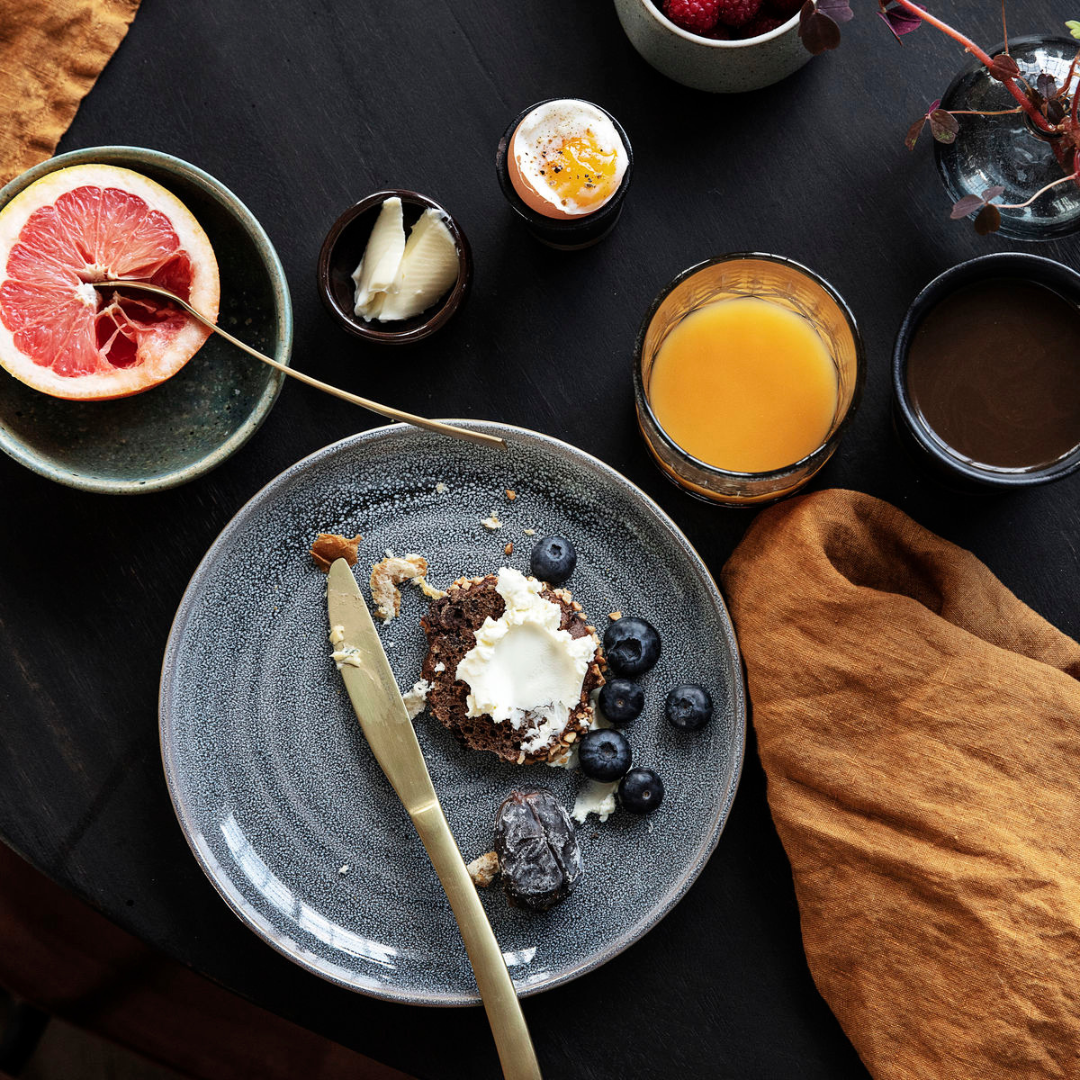 Køb Bestik Golden | fra 49,95 | Fri fragt over 149 kr. | Hurtig levering | Dag til dag levering | House Doctor, Society of Lifestyle | Gaffel, Kniv, Ske, Spiseske, Teske, Bestik, Borddækning, Servering, Bestiksæt, Guld, Messing, Gylden