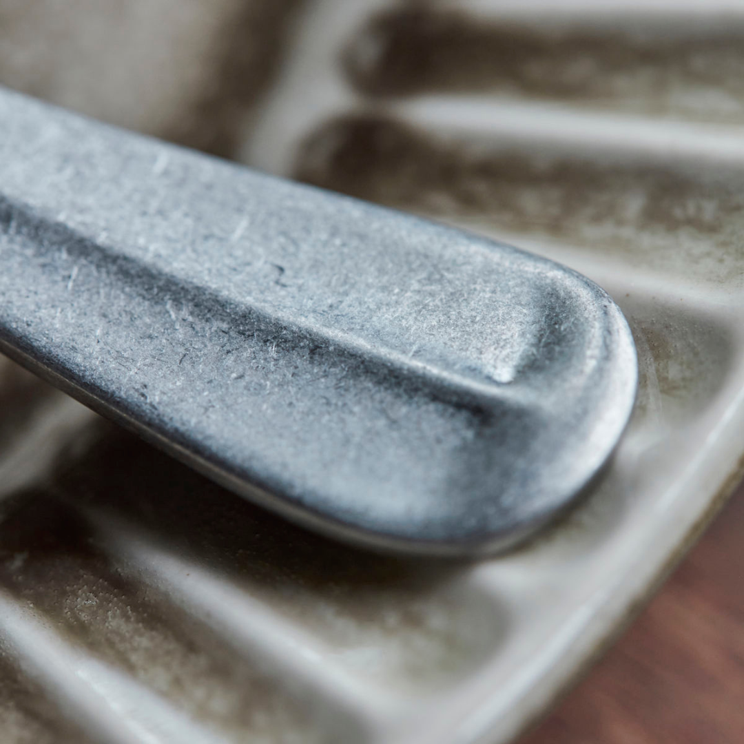 Køb Bestik Mora Sølv finish | fra 39,95 | Fri fragt over 149 kr. | Hurtig levering | Dag til dag levering | House Doctor, Society of Lifestyle | Gaffel, Kniv, Ske, Spiseske, Teske, Kagegaffel, Smørkniv, Bestik, Børnebestik, Borddækning, Servering, Bestiksæt, Guld, Messing, Gylden