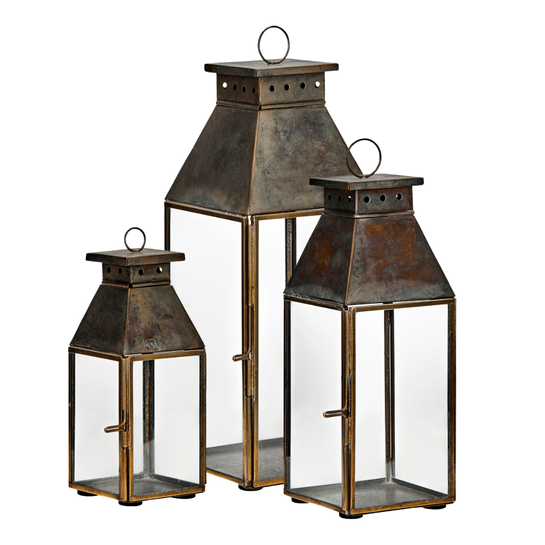 Køb Hurricane Tilka Antik messing | fra 249,95 | Fri fragt over 149 kr. | Hurtig levering | Dag til dag levering | House Doctor, Society of Lifestyle | Lyslanterne, Lys, Udeliv, Indendøre, Belysning, LED lys, Bloklyse, Lyskæde