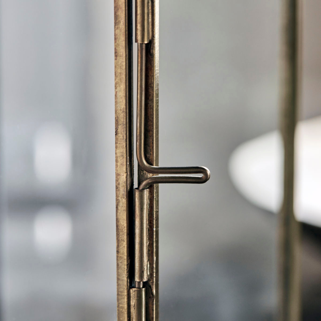 Køb Hurricane Tilka Antik messing | fra 249,95 | Fri fragt over 149 kr. | Hurtig levering | Dag til dag levering | House Doctor, Society of Lifestyle | Lyslanterne, Lys, Udeliv, Indendøre, Belysning, LED lys, Bloklyse, Lyskæde