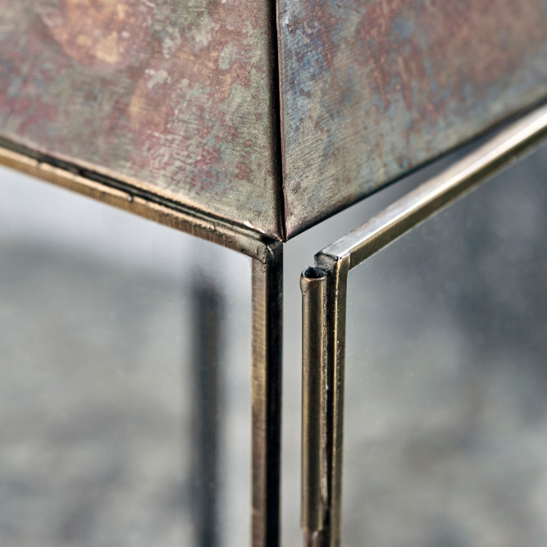 Køb Hurricane Tilka Antik messing | fra 249,95 | Fri fragt over 149 kr. | Hurtig levering | Dag til dag levering | House Doctor, Society of Lifestyle | Lyslanterne, Lys, Udeliv, Indendøre, Belysning, LED lys, Bloklyse, Lyskæde