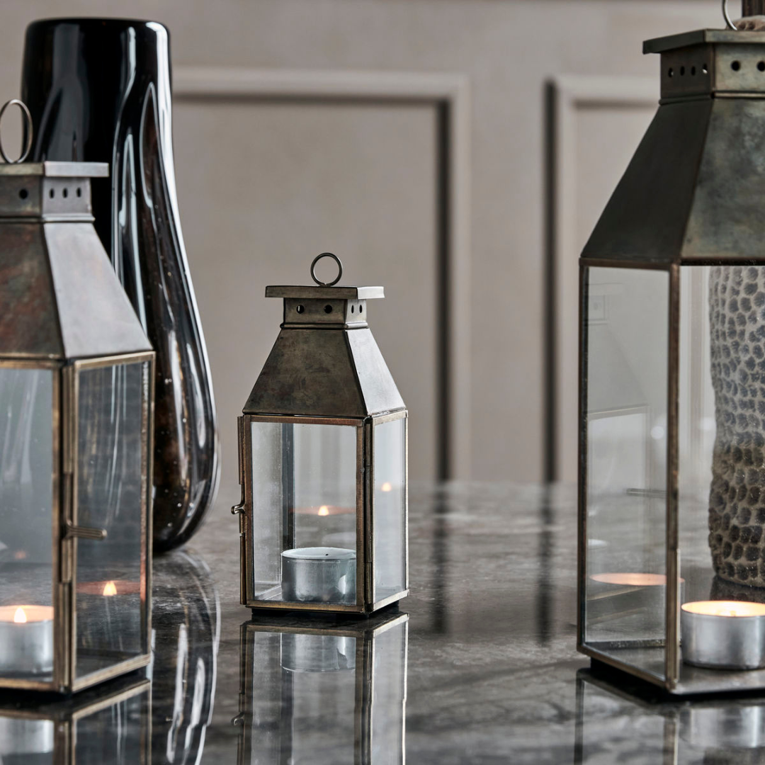 Køb Hurricane Tilka Antik messing | fra 249,95 | Fri fragt over 149 kr. | Hurtig levering | Dag til dag levering | House Doctor, Society of Lifestyle | Lyslanterne, Lys, Udeliv, Indendøre, Belysning, LED lys, Bloklyse, Lyskæde