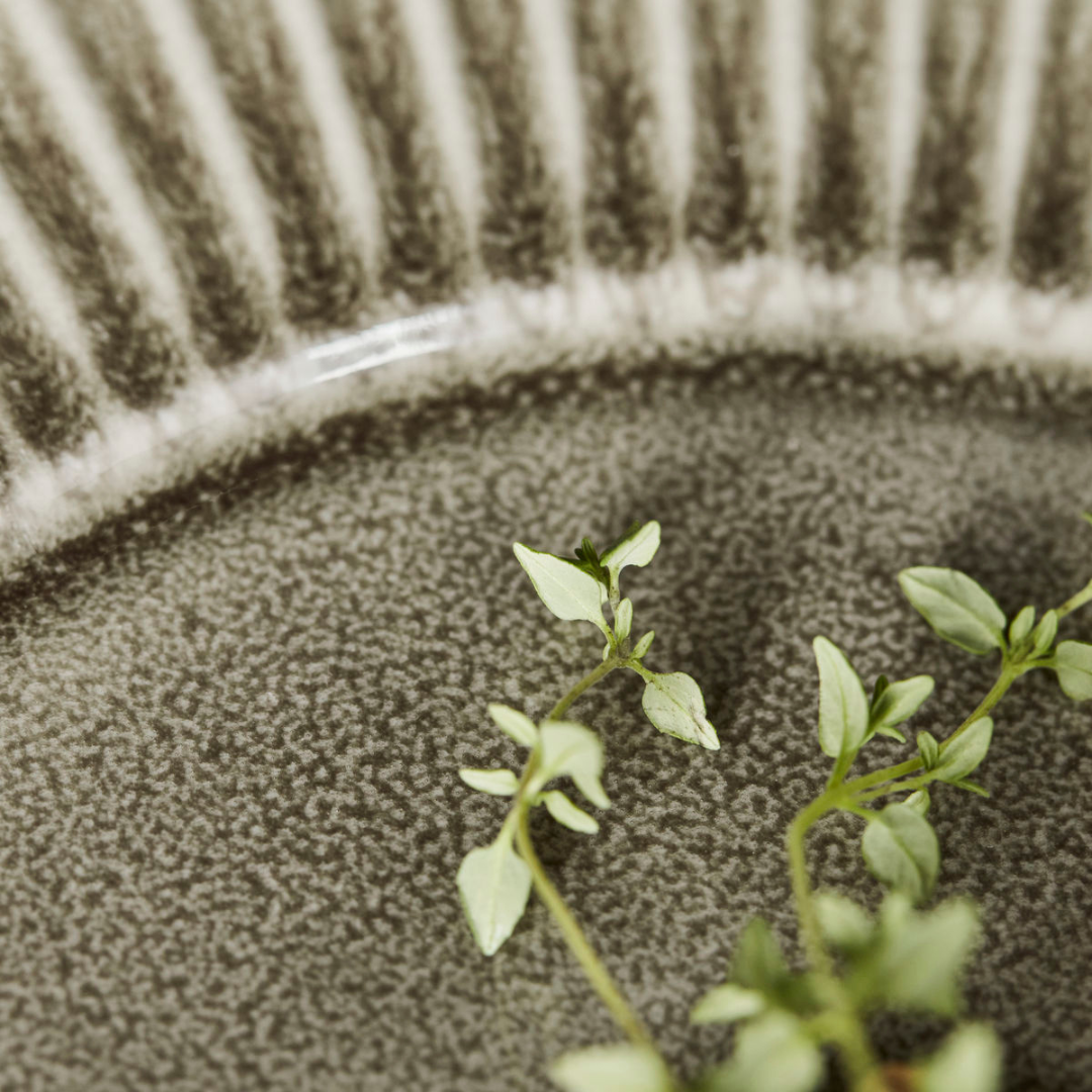 Køb Tallerken Pleat Grå/Brun | fra 149,95 | Fri fragt over 149 kr. | Hurtig levering | Dag til dag levering | House Doctor, Society of Lifestyle | Pleat, Pleat-serien, Kage, Frokost, Middags, Cake, Lunch, Dinner, Plate, Kagetallerken, Frokosttallerken, Middagstallerken