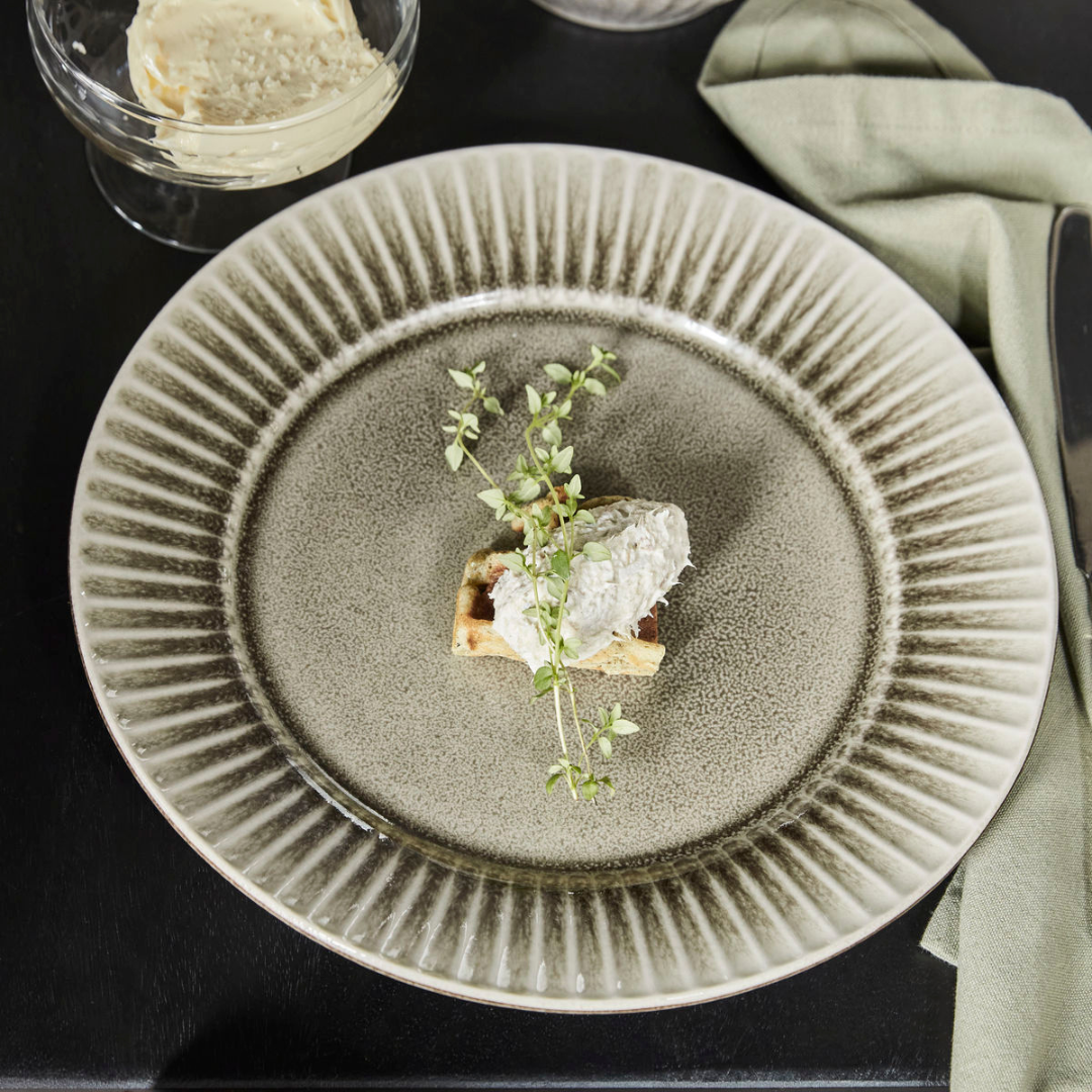 Køb Tallerken Pleat Grå/Brun | fra 149,95 | Fri fragt over 149 kr. | Hurtig levering | Dag til dag levering | House Doctor, Society of Lifestyle | Pleat, Pleat-serien, Kage, Frokost, Middags, Cake, Lunch, Dinner, Plate, Kagetallerken, Frokosttallerken, Middagstallerken