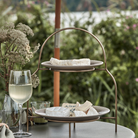 Køb Tallerkenopsats Sana Antik messing finish | fra 399,00 | Fri fragt over 149 kr. | Hurtig levering | Dag til dag levering | House Doctor, Society of Lifestyle | Kageopsats, Opsats