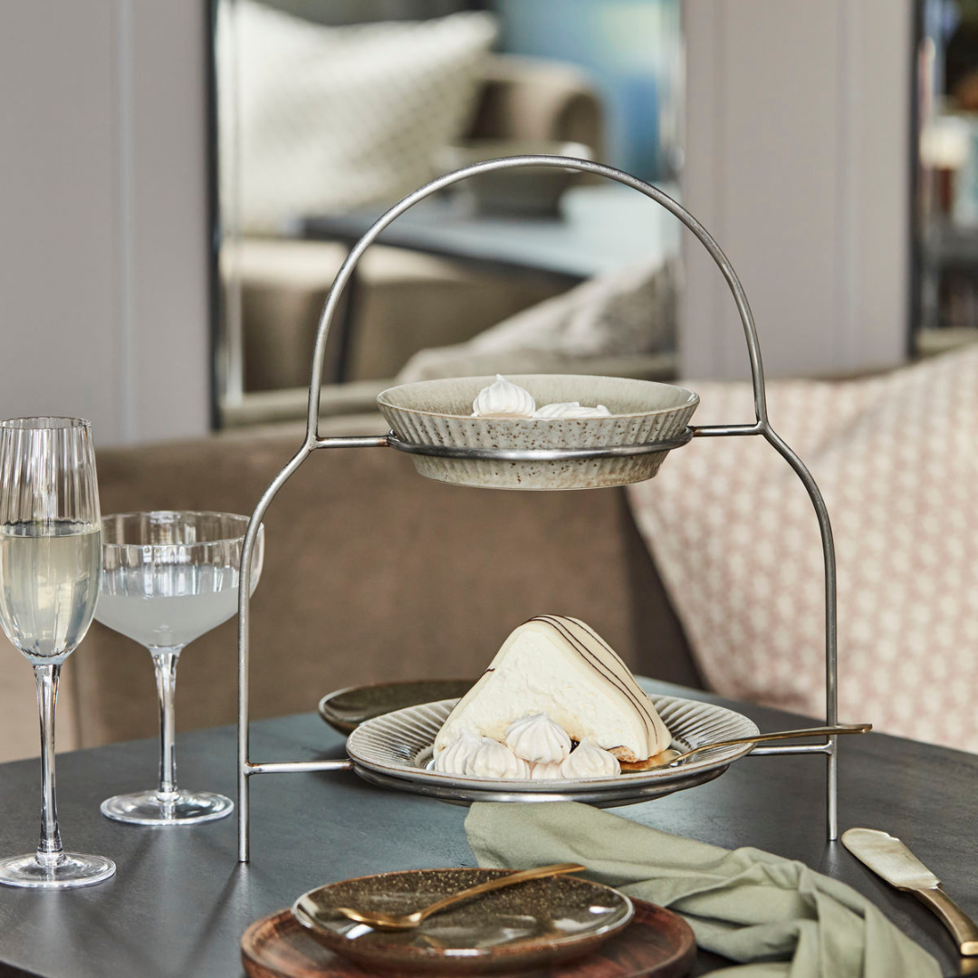 Køb Tallerkenopsats Sana Sølv finish | fra 399,00 | Fri fragt over 149 kr. | Hurtig levering | Dag til dag levering | House Doctor, Society of Lifestyle | Kageopsats, Opsats