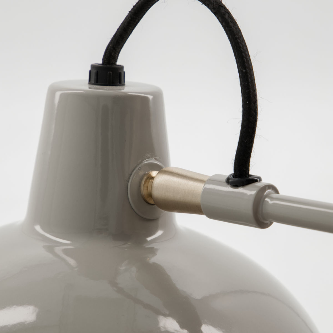 Væglampe Desk fra House Doctor er en smuk væglampe med retrolook, med messing detaljer | Hurtig levering | Fri fragt fra 249 kr.