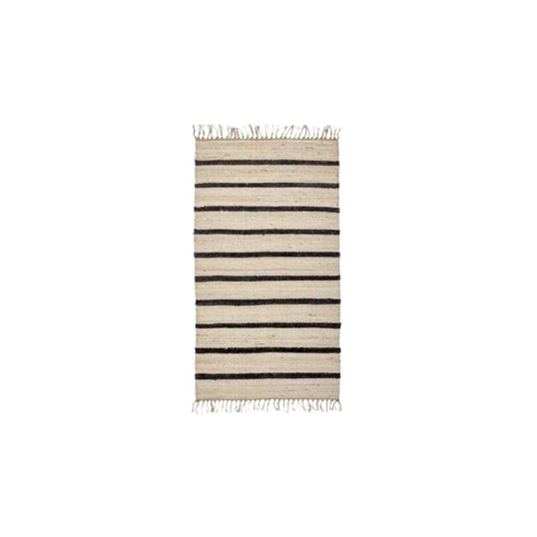 Køb Tæppe Sima Sort/Natural | fra 649,00 | Flere størrelser | Fri fragt over 149 kr. | Hurtig levering | Dag til dag levering | House Doctor, Society of Lifestyle | Tæppe, Jutetæppe, Natur, Sort, Frynser, Tæppe med frynser, Striber, Stribet tæppe, Jute