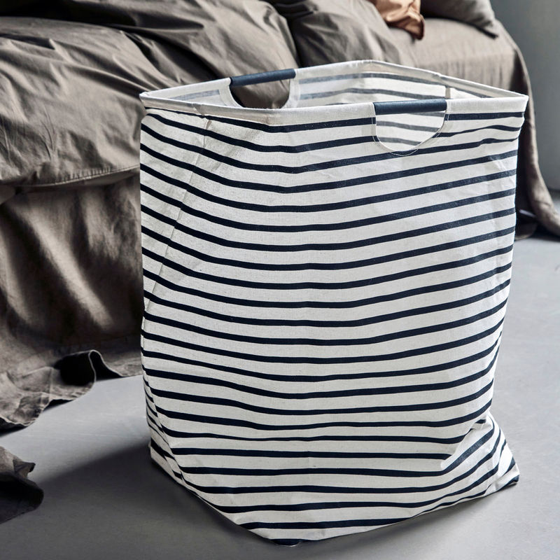 Køb Vasketøjspose stripes Sort/Hvid med håndtag | 139,95 | Fri fragt over 149 kr. | Hurtig levering | Dag til dag levering | House Doctor, Society of Lifestyle | Pose, Kurv, Vask, Vaskekurv, Vaskepose, Vasketøj, Opbevaring af vasketøj, Beskidt tøj, Tøjvask, Rent tøj, Vaskerum