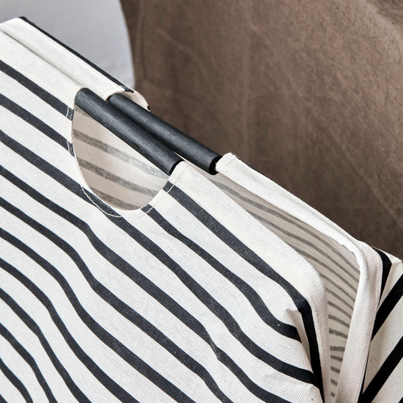 Køb Vasketøjspose stripes Sort/Hvid med håndtag | 139,95 | Fri fragt over 149 kr. | Hurtig levering | Dag til dag levering | House Doctor, Society of Lifestyle | Pose, Kurv, Vask, Vaskekurv, Vaskepose, Vasketøj, Opbevaring af vasketøj, Beskidt tøj, Tøjvask, Rent tøj, Vaskerum