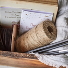 Køb Jutegarn natur 100 meter | 29,95 | Flere størrelser | Fri fragt over 249 kr. | Hurtig levering | Dag til dag levering | Ib Laursen | Indpakning, Gavebånd, Bånd, Gaveindpakning, Gave, Jul, Fødselsdag, Jute, Garn i jute