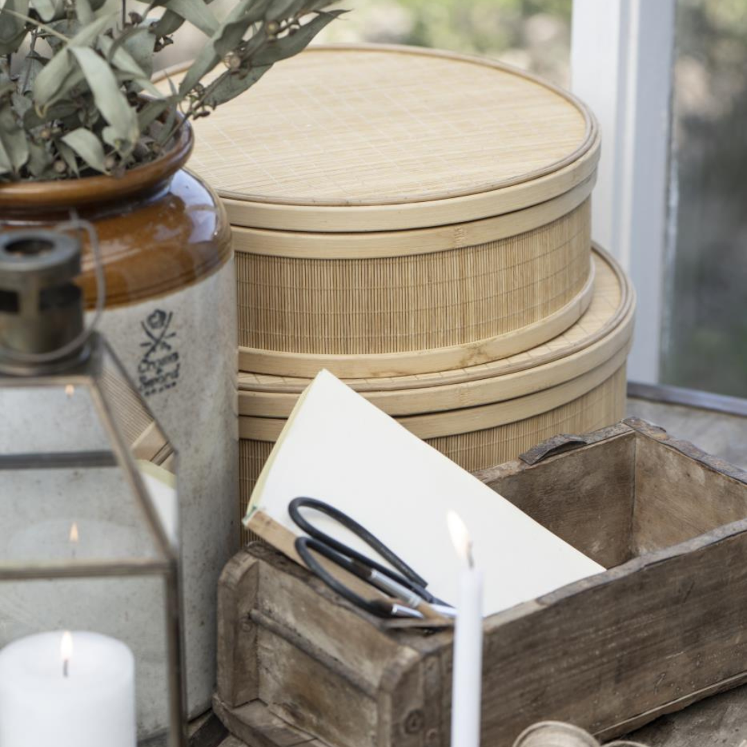 Køb Æskesæt med løst låg rund - sæt af 2 stk| 459,00 | Fri fragt over 149 kr. | Hurtig levering | Dag til dag levering | Ib Laursen | Æske, Bambus, Opbevaring, Bambusæske, Opbevaringsæske, Æskesæt