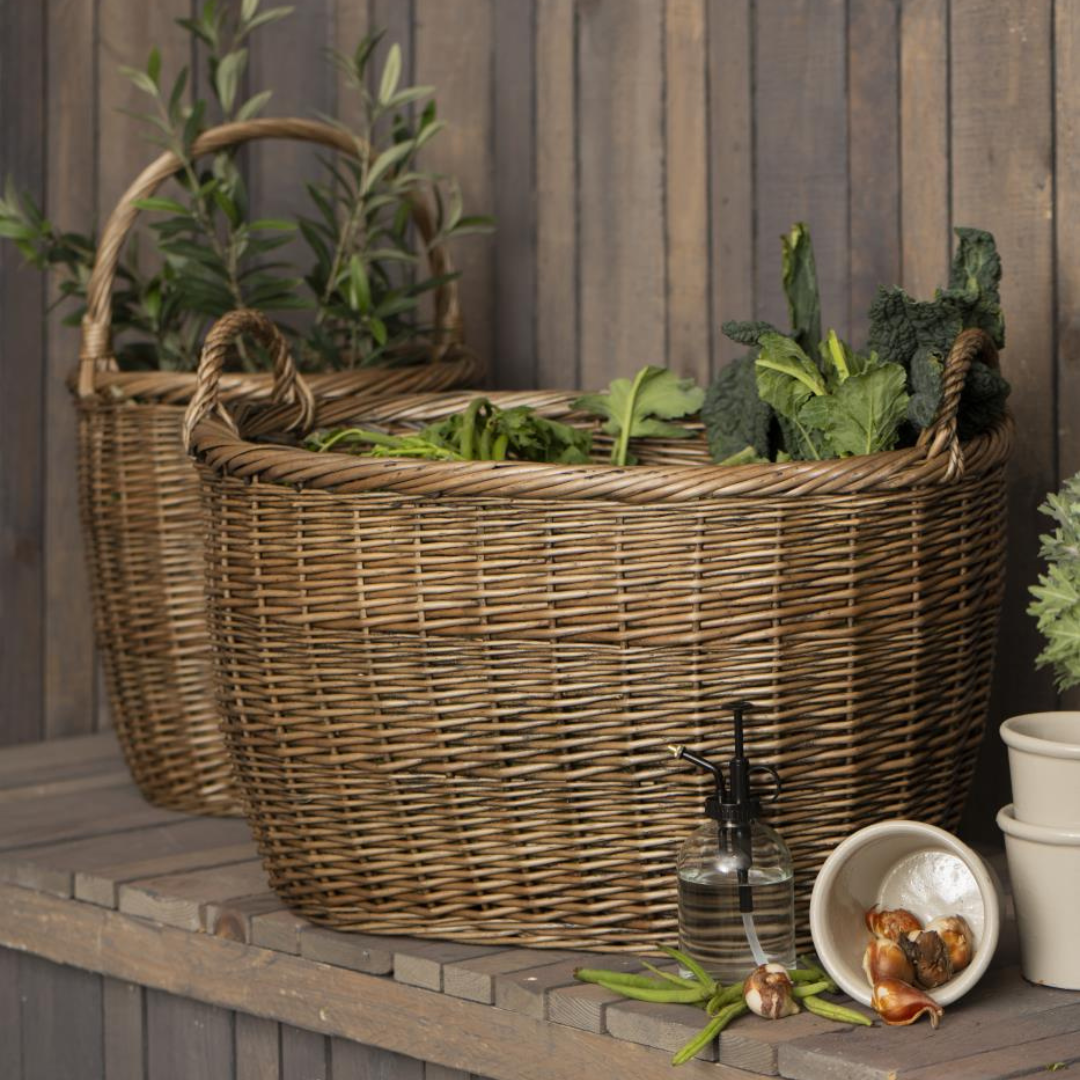 Køb Kurv med hank fuld pil | fra 249,95 | Fri fragt over 149 kr. | Hurtig levering | Dag til dag levering | Ib Laursen | Fuld pil, Kurve af fuld pil, Brun kurv, Fletkurv, Urtepotte, Skjuler, Indkøbskurv, Opbevaring, Opbevaringskurv
