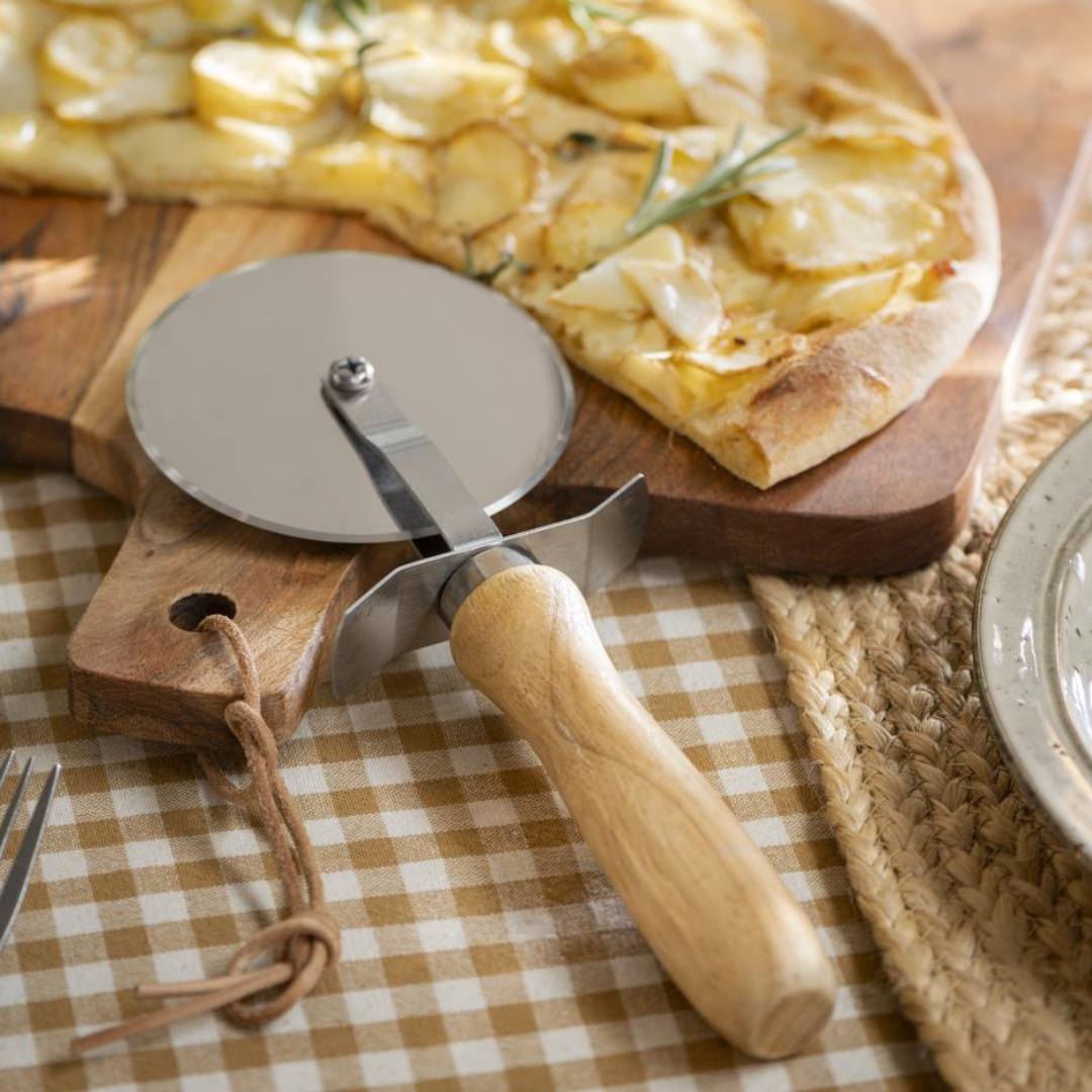 Køb Pizzahjul med trægreb | 90,00 | Fri fragt over 149 kr. | Hurtig levering | Dag til dag levering | Ib Laursen | Træ, Skærer, Pizzaskærer, Opdeler, Pizza