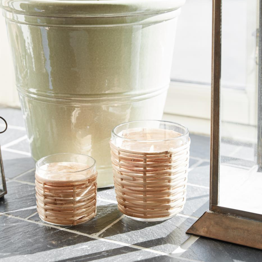 Køb Stage glas til fyrfadslys med rattanflet | fra 66,95 | Flere størrelser | Fri fragt over 149 kr. | Hurtig levering | Dag til dag levering | Ib Laursen | Stage, Levende Lys, Lysestage til fyrfadslys, Stearinlys, rattanflet, Glas