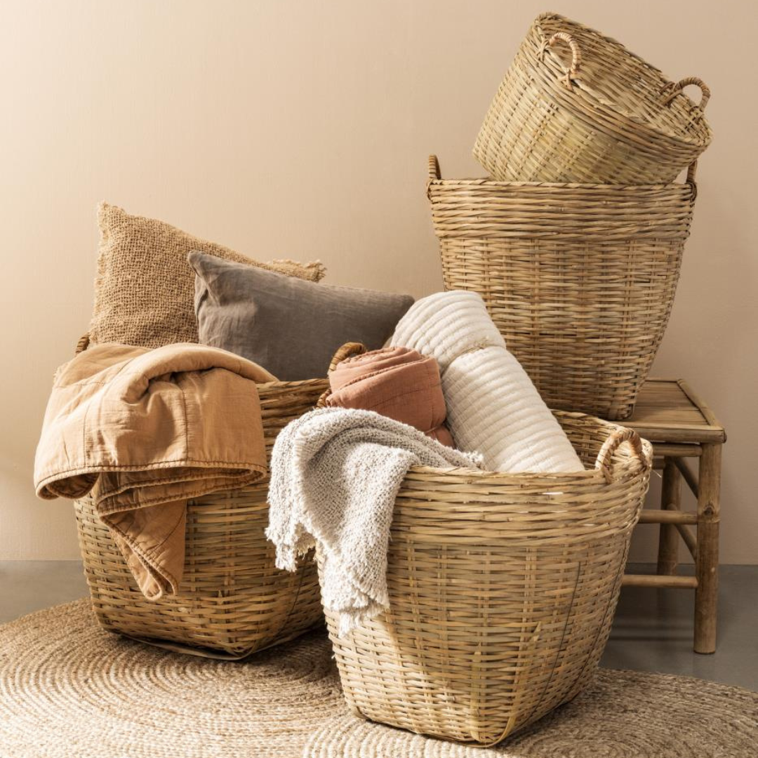 Køb Kurv Bambus med hank | fra 199,95 | Fri fragt over 149 kr. | Hurtig levering | Dag til dag levering | Ib Laursen | Have, Terrasse, Legetøjskurv, Blomsterkurv, Kurv, Aviskurv, Grøntsagskurv, Vasketøjskurv, linnedkurv, Opbevaring, Vietnamkurv