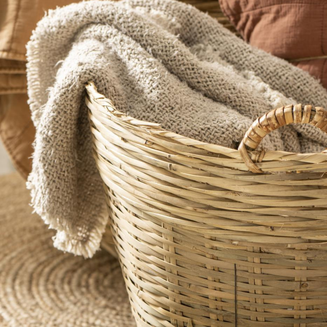 Køb Kurv Bambus med hank | fra 199,95 | Fri fragt over 149 kr. | Hurtig levering | Dag til dag levering | Ib Laursen | Have, Terrasse, Legetøjskurv, Blomsterkurv, Kurv, Aviskurv, Grøntsagskurv, Vasketøjskurv, linnedkurv, Opbevaring, Vietnamkurv